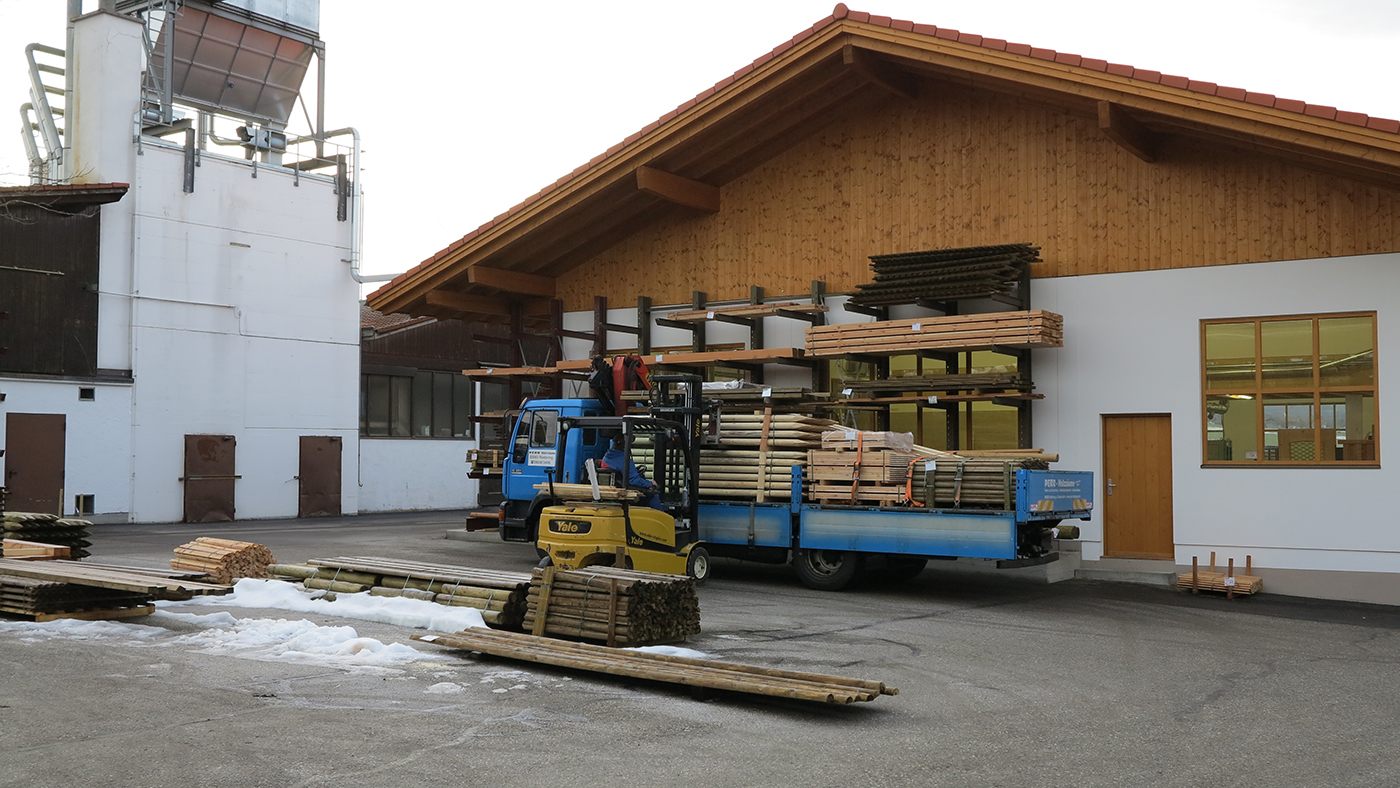 Lieferung und Montage mit Fahrzeugen von Perr Holzzäune