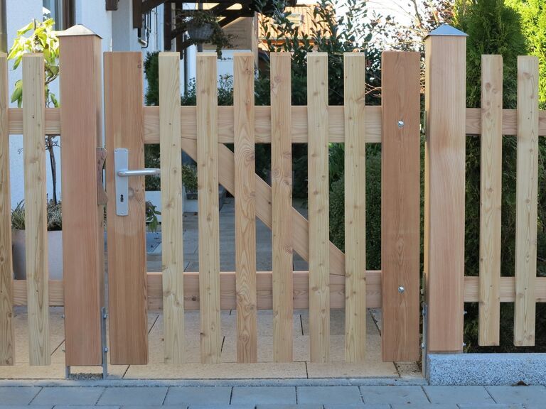Gartentüren und Gartentore aus Holz für Hobellattenzäune, individuell nach Maß gefertigt, passend zu Fichte- und Lärchenzäunen