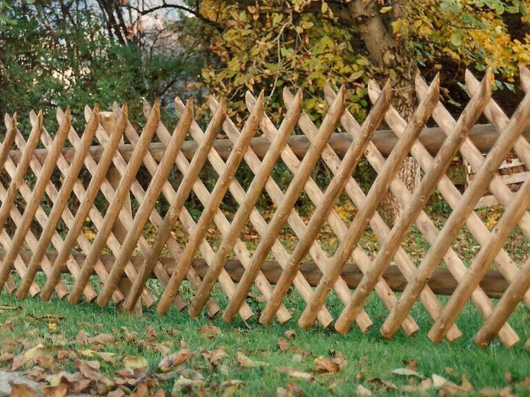 Jägerzaun Nr. 3 mit halbrund gefrästen Staketen und traditionellem Scherenzaun-Design für Garten und Grundstück