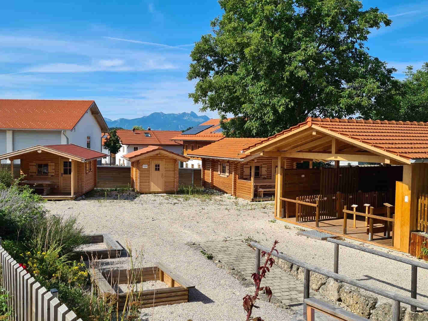 Holzzaun-Ausstellung mit verschiedenen Gartenzäunen, Sichtschutzzäunen und Gartentoren zum Ansehen und Vergleichen