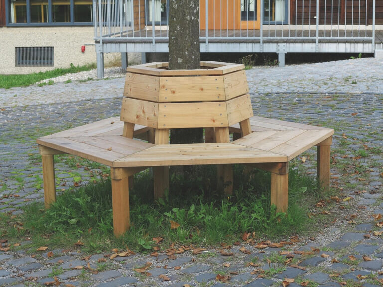 Baumbank aus Holz mit Rückenlehne als dekorative Sitzgelegenheit rund um Bäume im Garten oder im öffentlichen Bereich