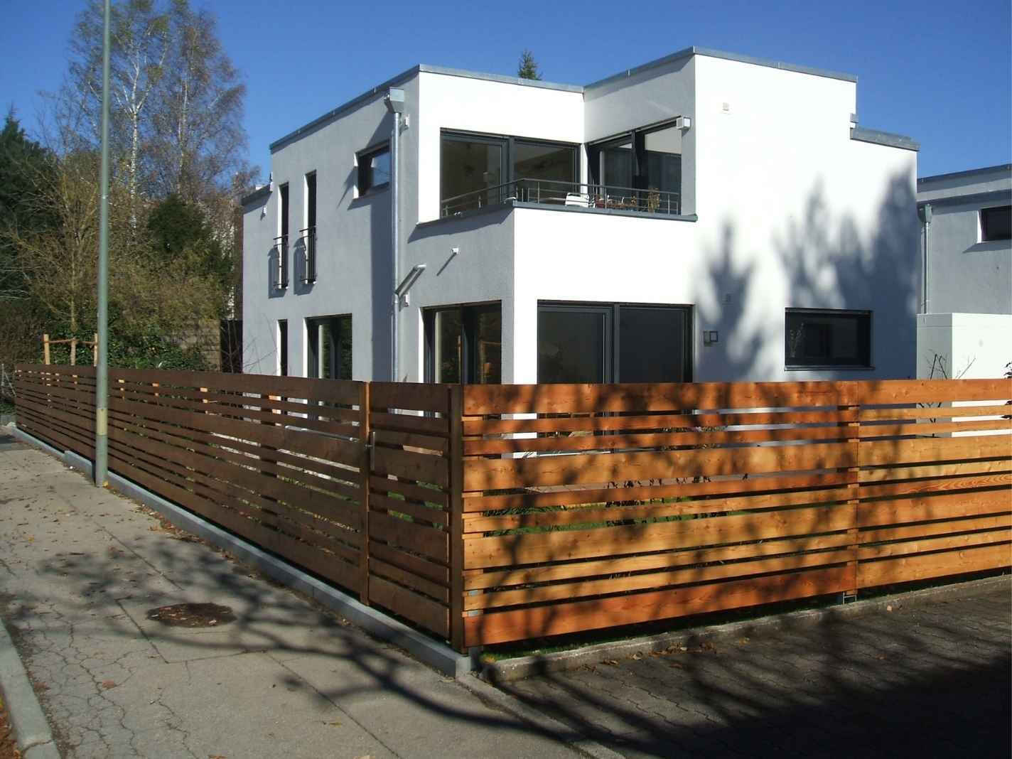 Moderner Bretterzaun mit gehobelten Holzbrettern und klarer Linienführung