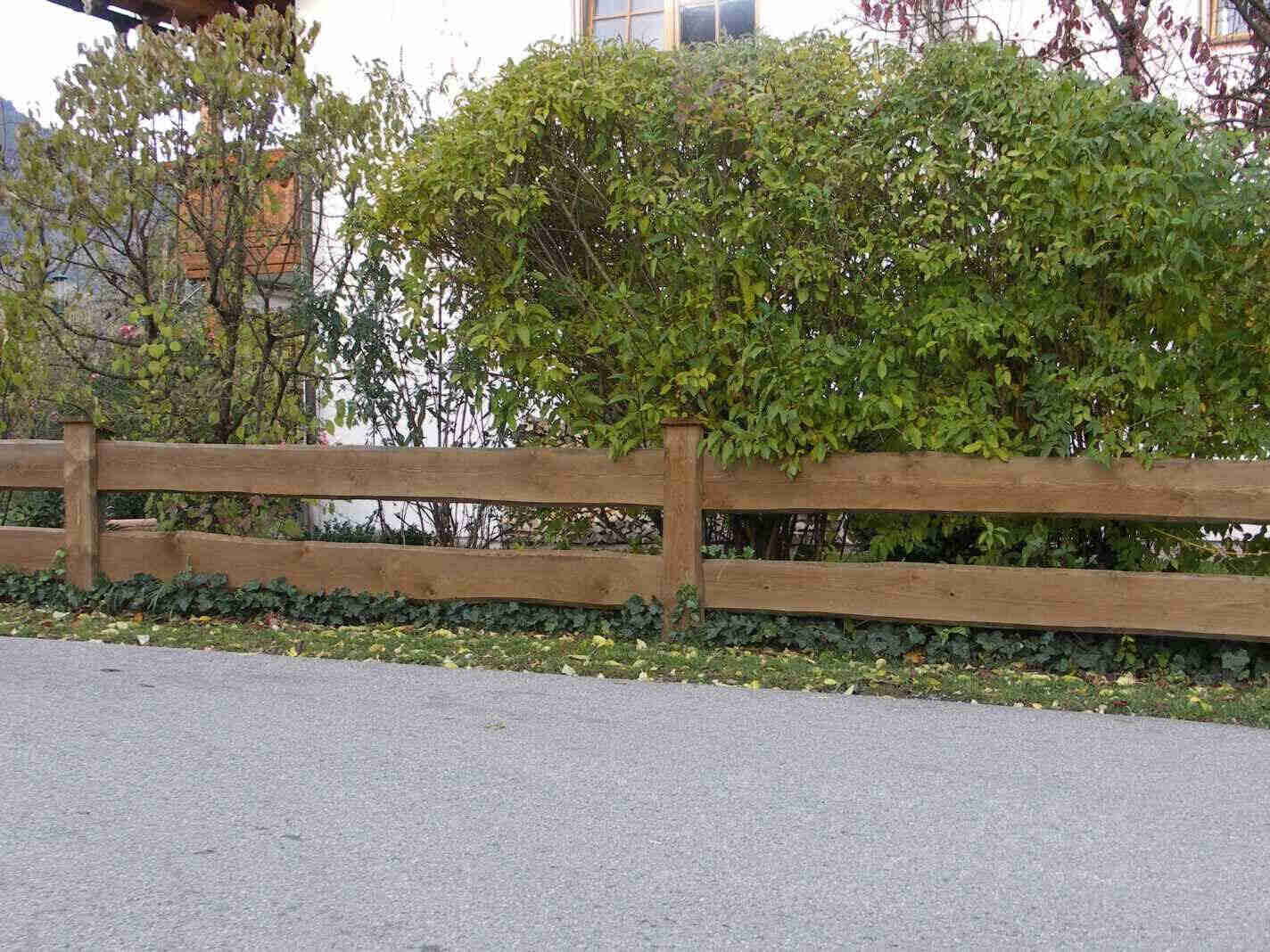 Langlebiger Bretterzaun aus regionalem Holz im Garten