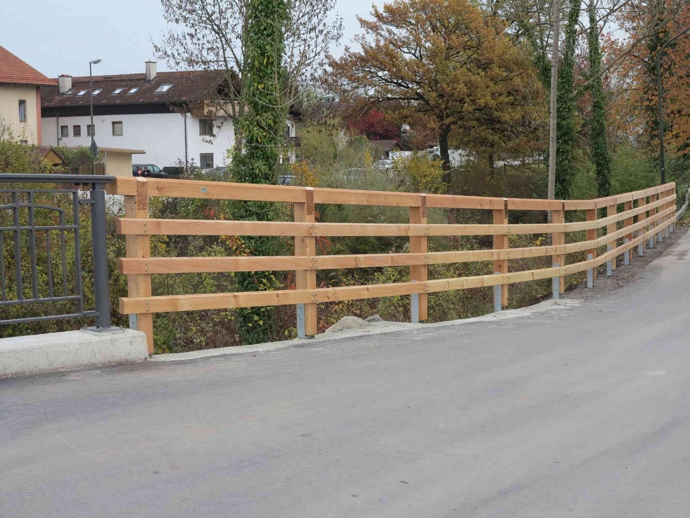 Brückengeländer mit Handlauf und Knieholmen Brückengeländer mit Handlauf und Knieholmen