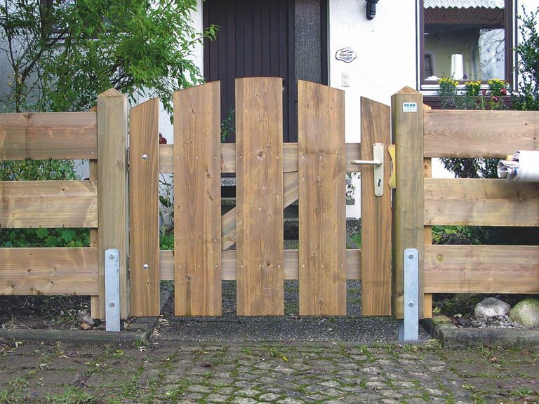 Gartentüren und Gartentore aus Holz passend zum Bretterzaun