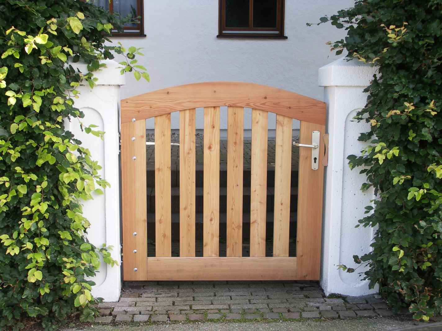 Gartentür aus heimischem Holz mit langlebigem Holzschutz