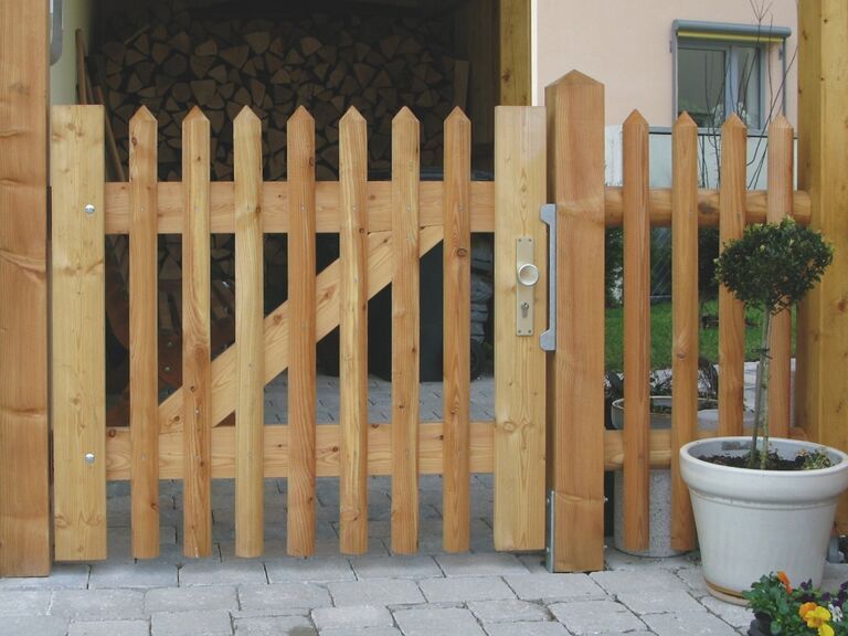 Gartentüren und Gartentore passend zu Staketenzäunen aus heimischem Holz für einen harmonischen Zaunabschluss