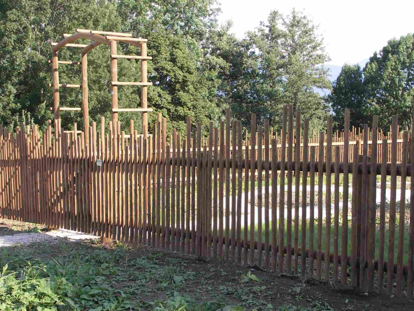 Hanichlzaun aus regionalem Holz als rustikaler Naturzaun für Garten und Grundstück