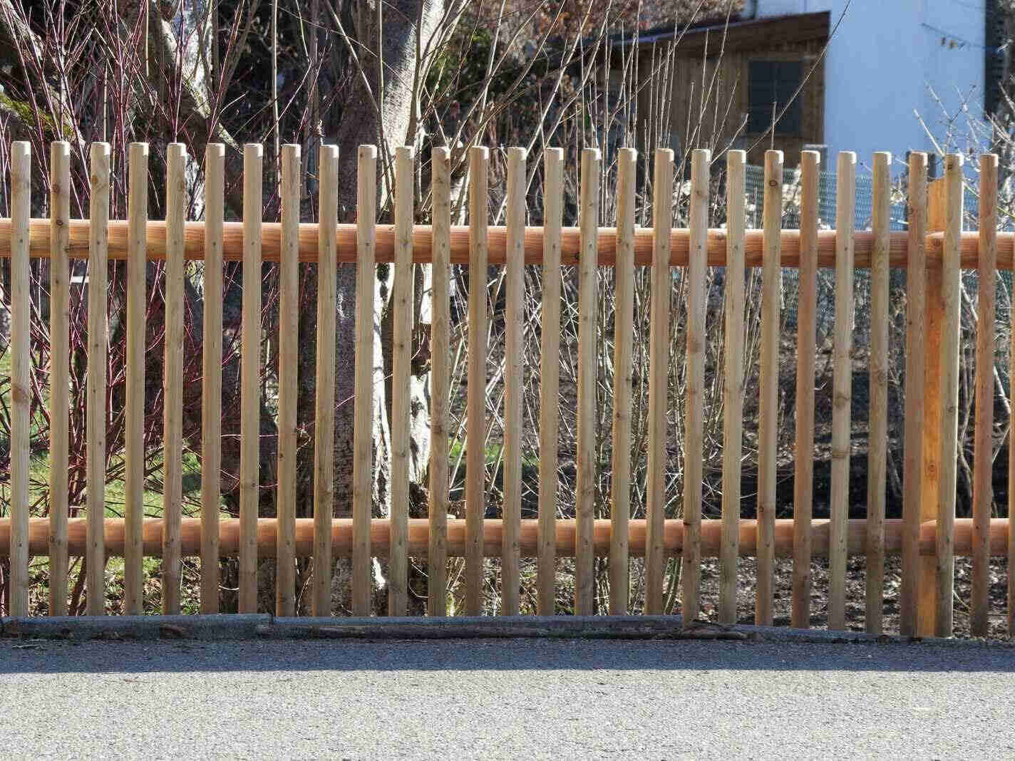 Zylindrisch gefräster Hanichlzaun mit gleichmäßiger Holzstruktur