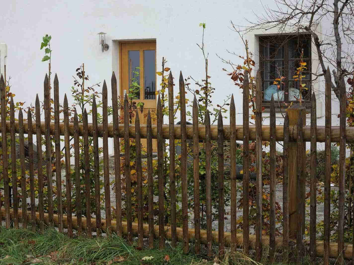 Wetterbeständiger Hanichlzaun aus imprägniertem Fichtenholz