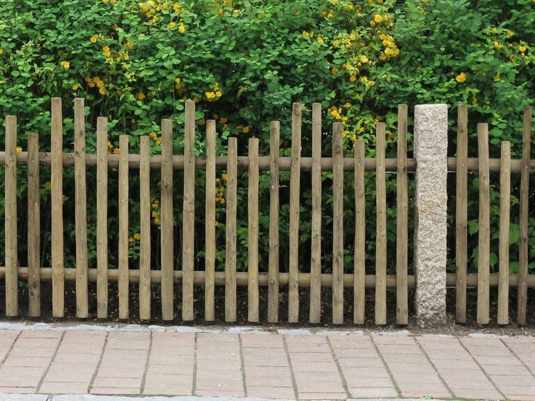 Hanichlzaun aus ungleich geschälten Rundstangen für rustikale Gartengestaltung