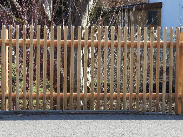 Zylindrisch gefräster Hanichlzaun mit gleichmäßiger Holzoptik