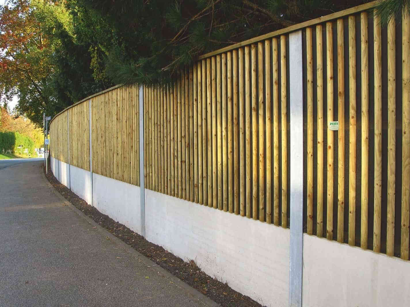 Hochabsorbierende Lärmschutzwand mit halbrunde Latten in Fichte kesseldruckimprägniert