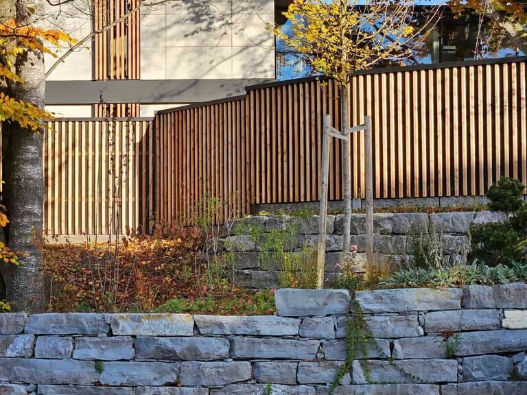 Hochabsorbierende Lärmschutzwand mit Vierkantlatten in Lärche natur