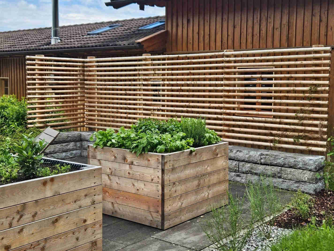 Hochbeet aus heimischen Hölzern für komfortables und rückenschonendes Gärtnern im Garten.