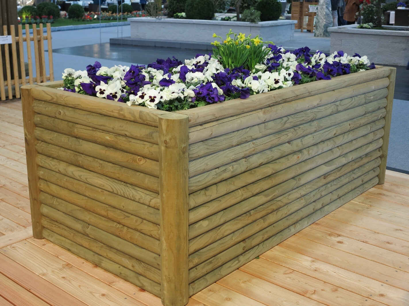 Hochbeet mit optimalen Bedingungen für Gemüse, Kräuter und Blumen bei einfacher Pflege.