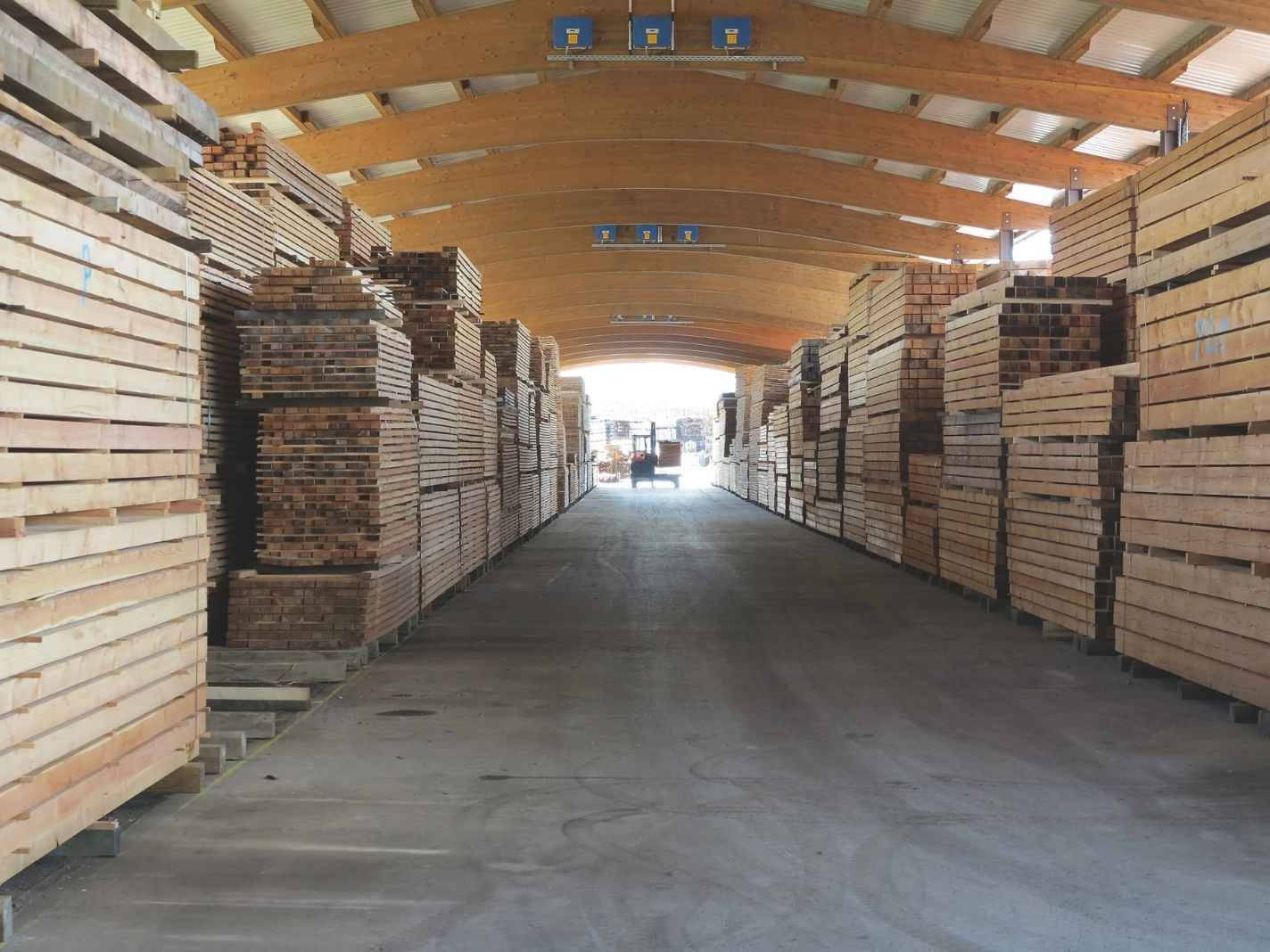 Holzlager von Rohware in Lärche Holzlager von Rohware in Lärche