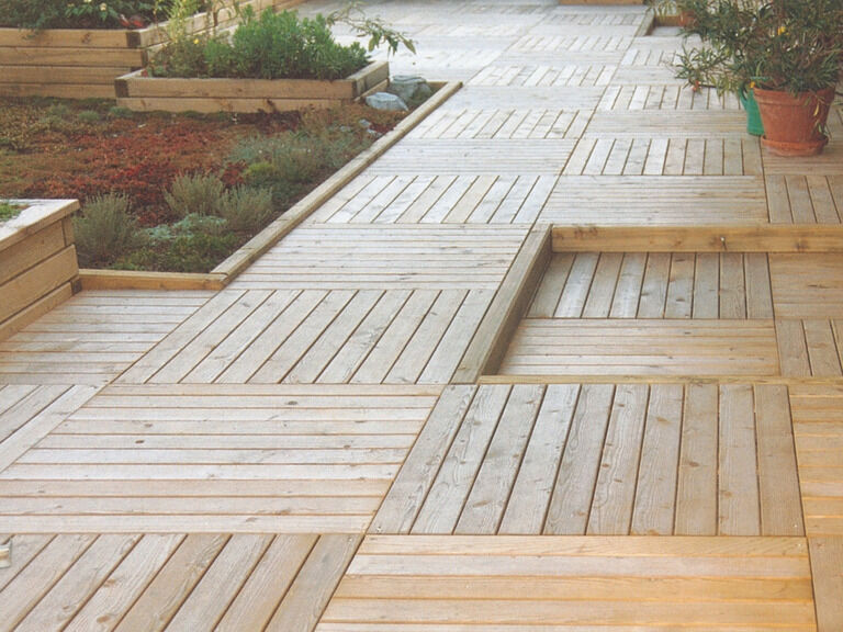 Holzroste mit abgerundeten Kanten für Balkon, Dachterrasse oder Sitzplatz.