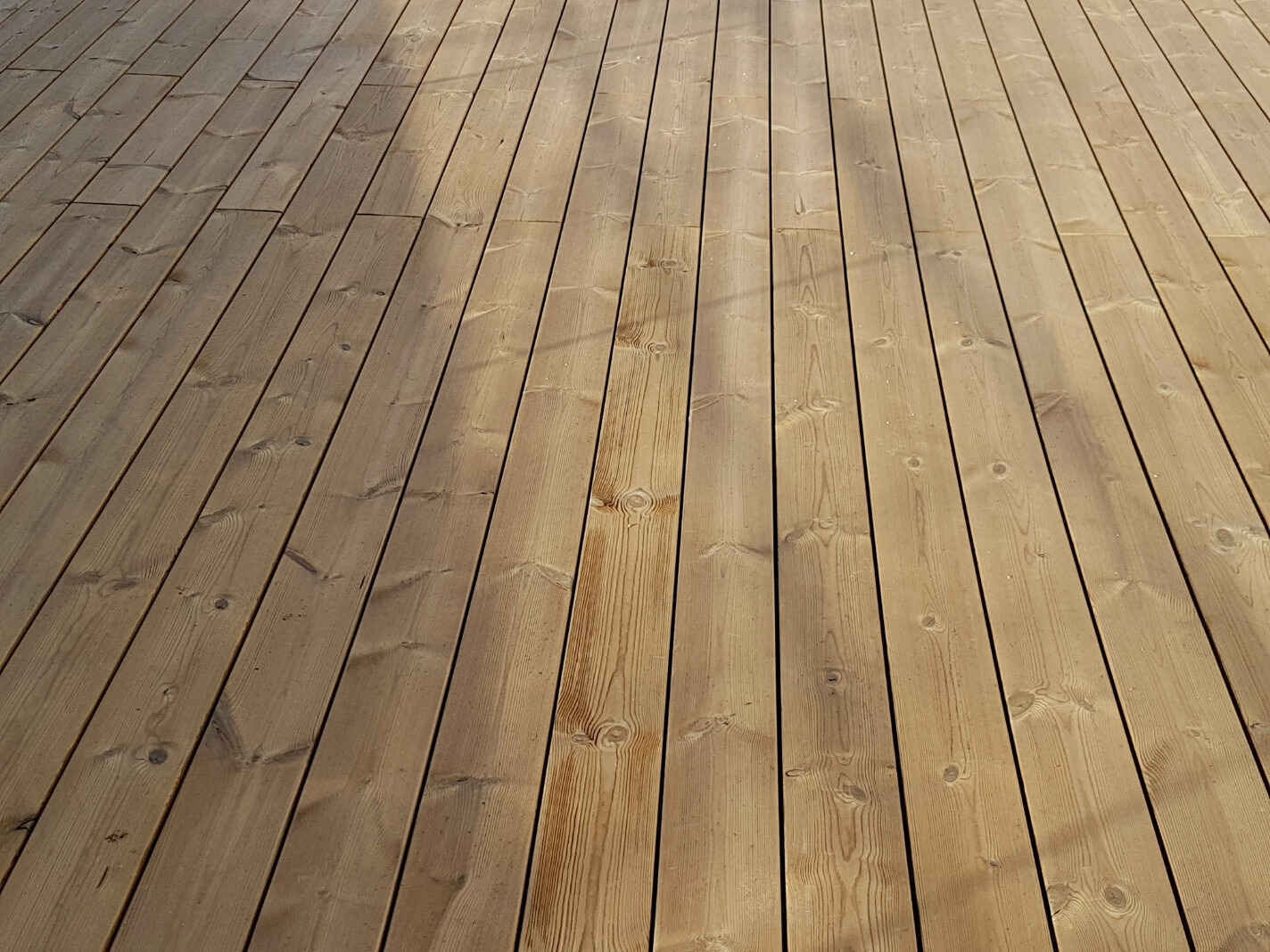 Terrasse aus kesseldruckimpr&auml;gnierten Kieferndielen f&uuml;r langlebige Au&szlig;enbereiche