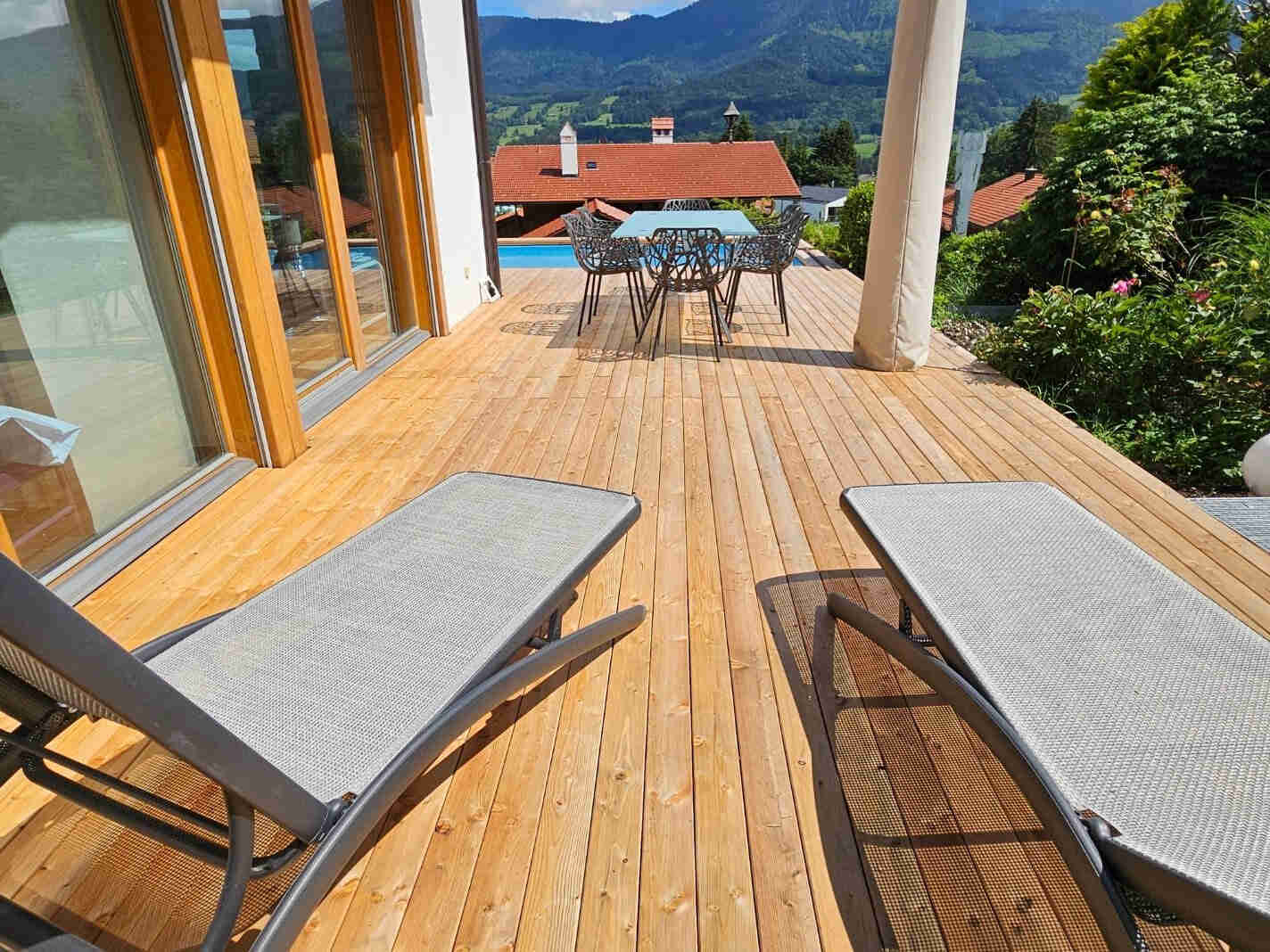 Holzterrasse mit verdeckt verschraubten Terrassendielen ohne sichtbare Schraubenk&ouml;pfe