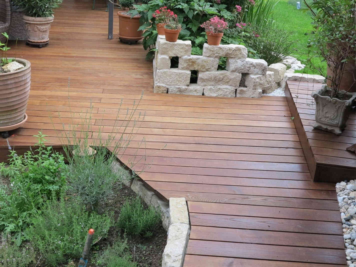 Holzterrasse aus Thermo-Esche mit edler Optik und hoher Dauerhaftigkeit