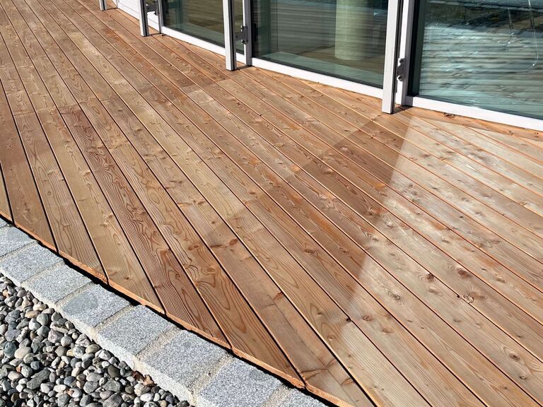Terrasse in Lärche natur mit verdeckter verschraubung