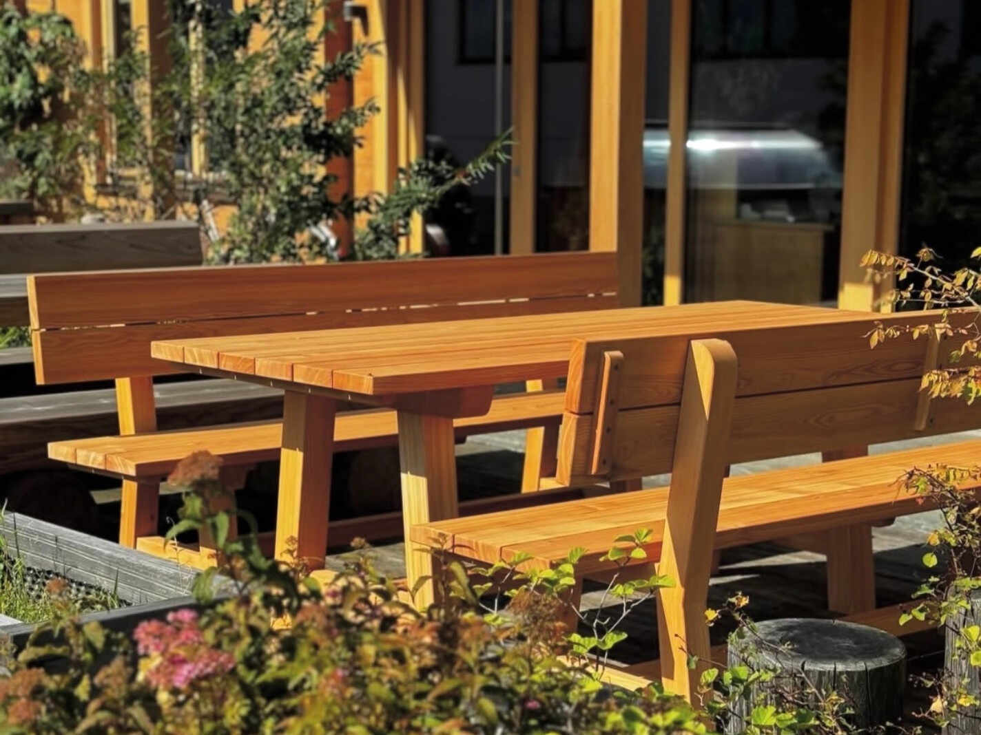 Gartentische und Gartenb&auml;nke aus regionalem Holz f&uuml;r langlebige und nat&uuml;rliche Gartenm&ouml;bel.