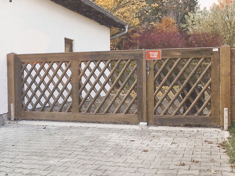 Maßgefertigte Gartentüren und Gartentore passend zu Jägerzäunen aus Fichte oder Lärche