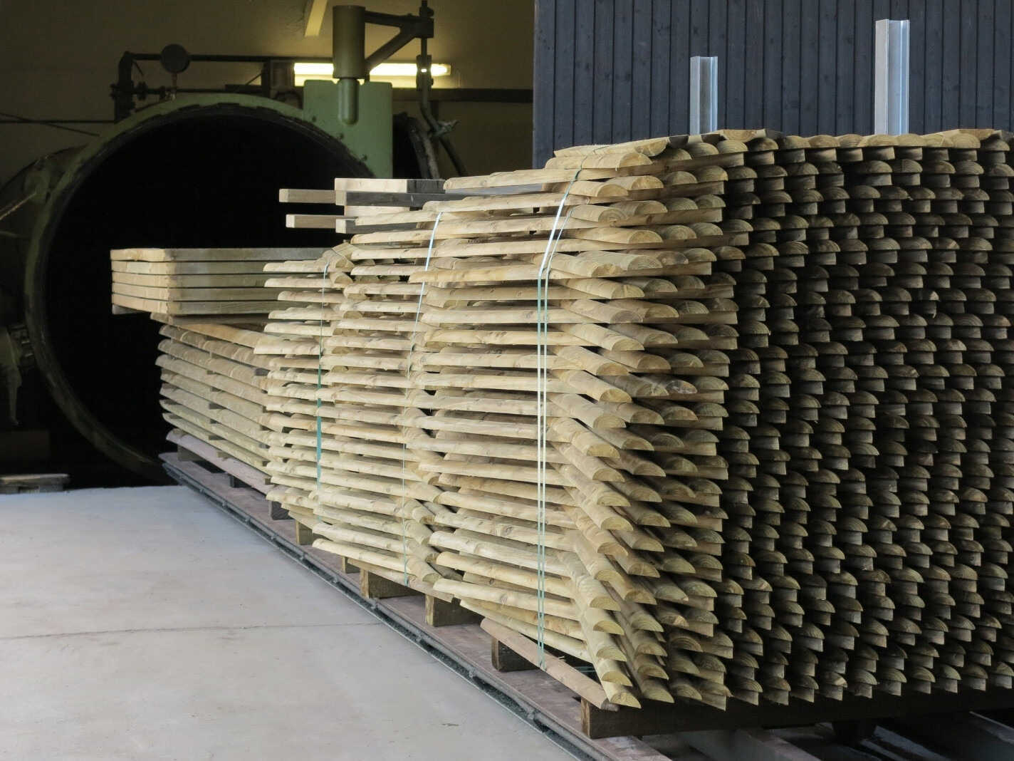 Kesseldruckimpr&auml;gnierte Holzstaketen f&uuml;r Staketenz&auml;une mit hoher Witterungsbest&auml;ndigkeit und langer Lebensdauer
