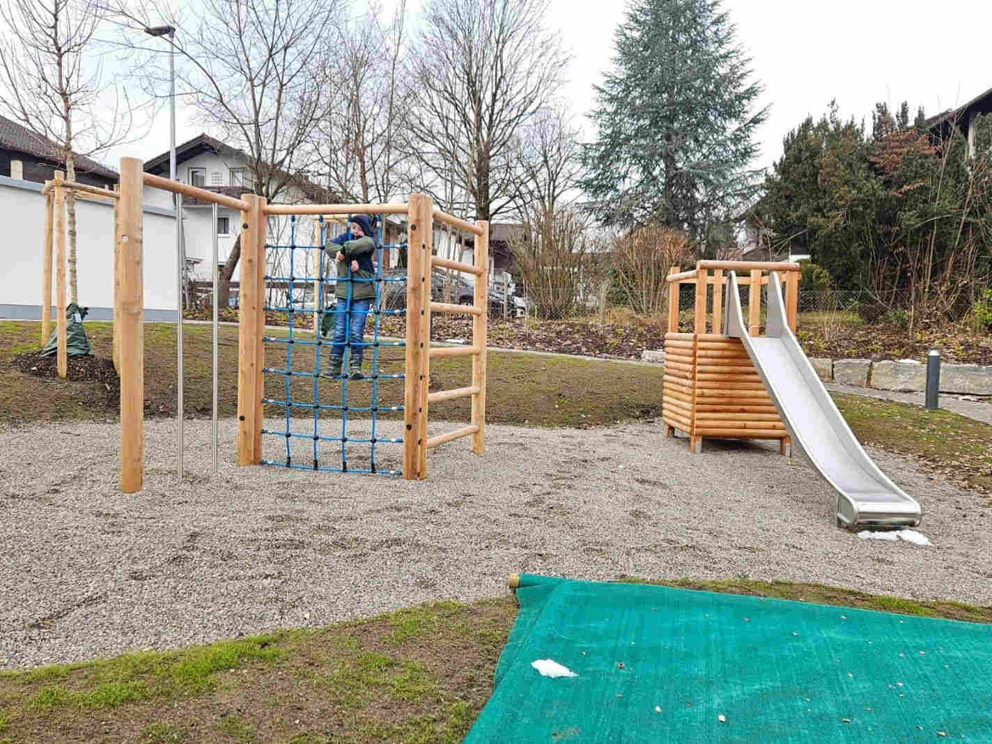 Spielger&auml;t aus L&auml;rchenrundh&ouml;lzer
