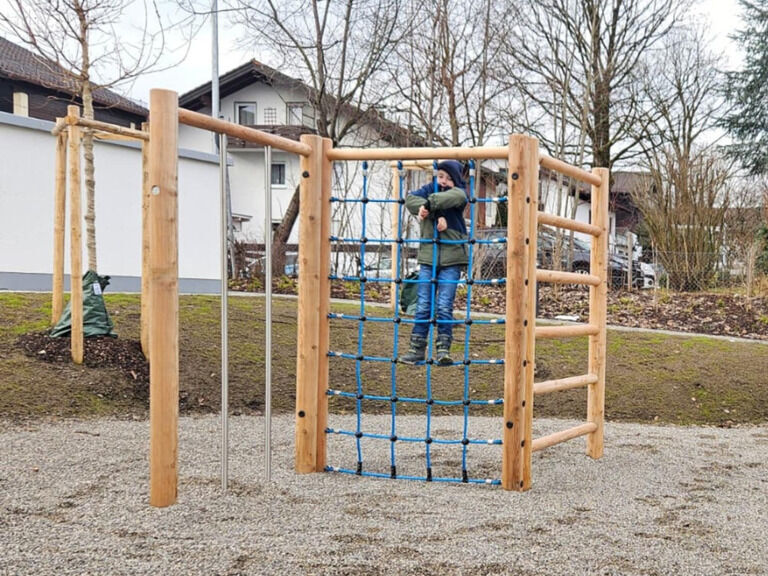 Kletterkombination aus Lärchenrundhölzer
