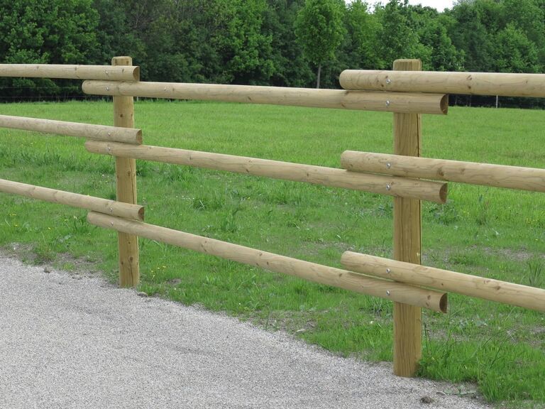 Rundholzgeländer bzw. Koppelzaun aus Rundholzpfählen