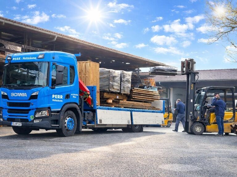 Lieferung mit unserem Lkw mit Kran