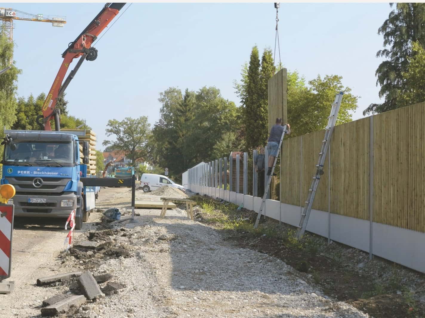 Fachgerechte Montage einer L&auml;rmschutzwand inklusive Fundament- und Befestigungsarbeiten