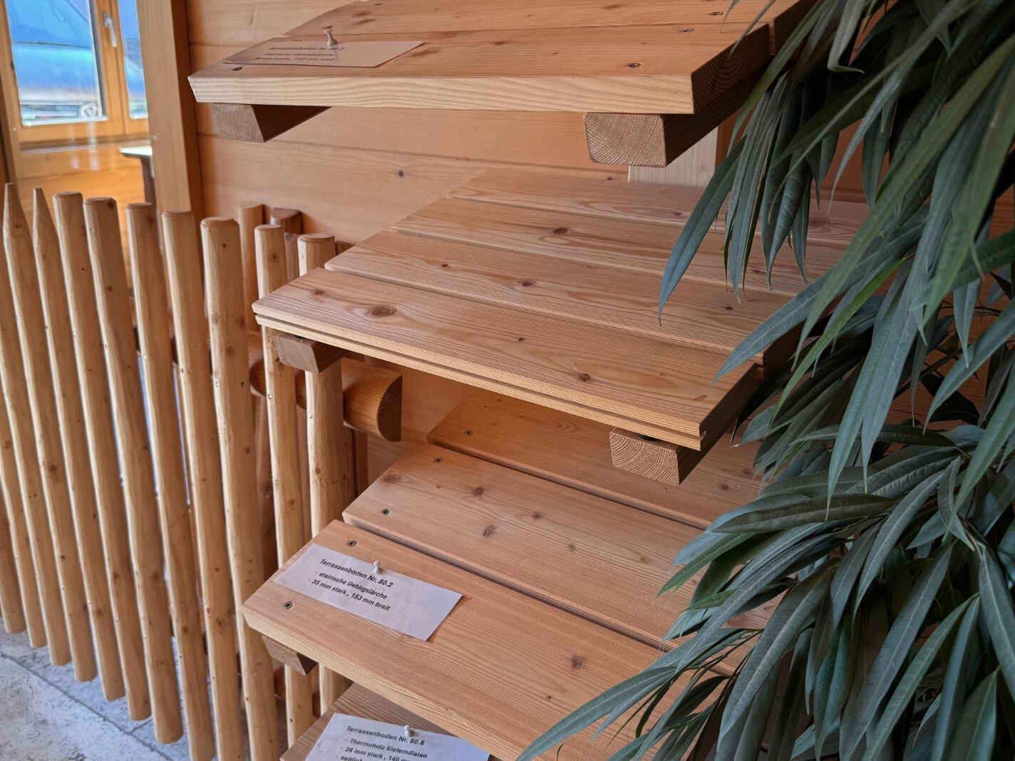Musterst&auml;nder mit verschiedenen Terrassenh&ouml;lzern zum Vergleich von Holzarten und Oberfl&auml;chen
