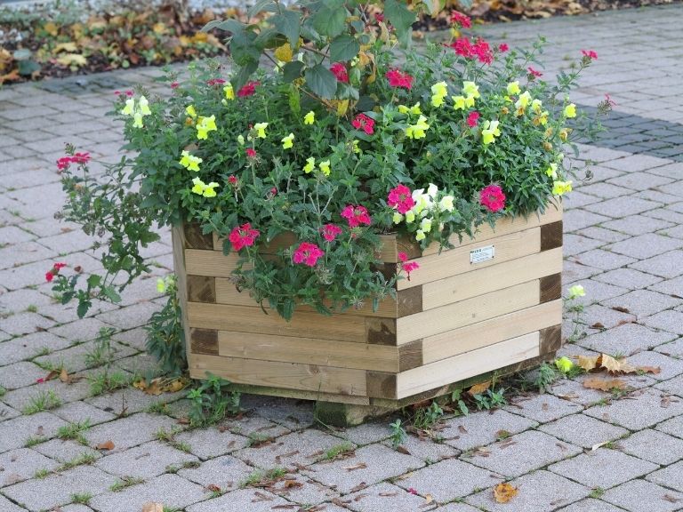 Pflanzkasten aus Kanthölzer in Fichte kesseldruckimprägniert