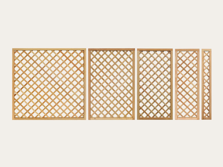 Sichtschutzelement aus Lärchenholz im Garten verbaut