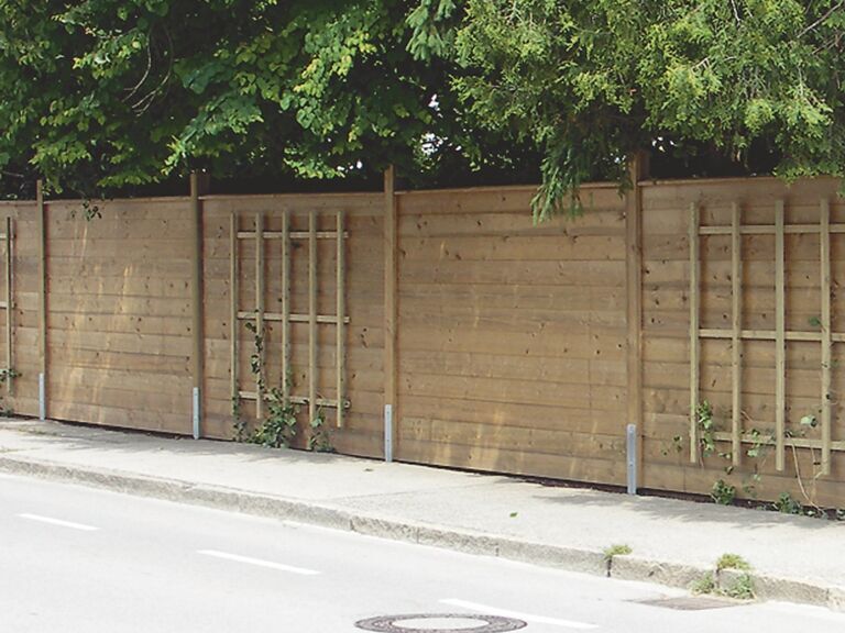 Reflektierende Bohlen-Lärmschutzwand aus gehobelten Holzbohlen mit Nut-und-Feder-System
