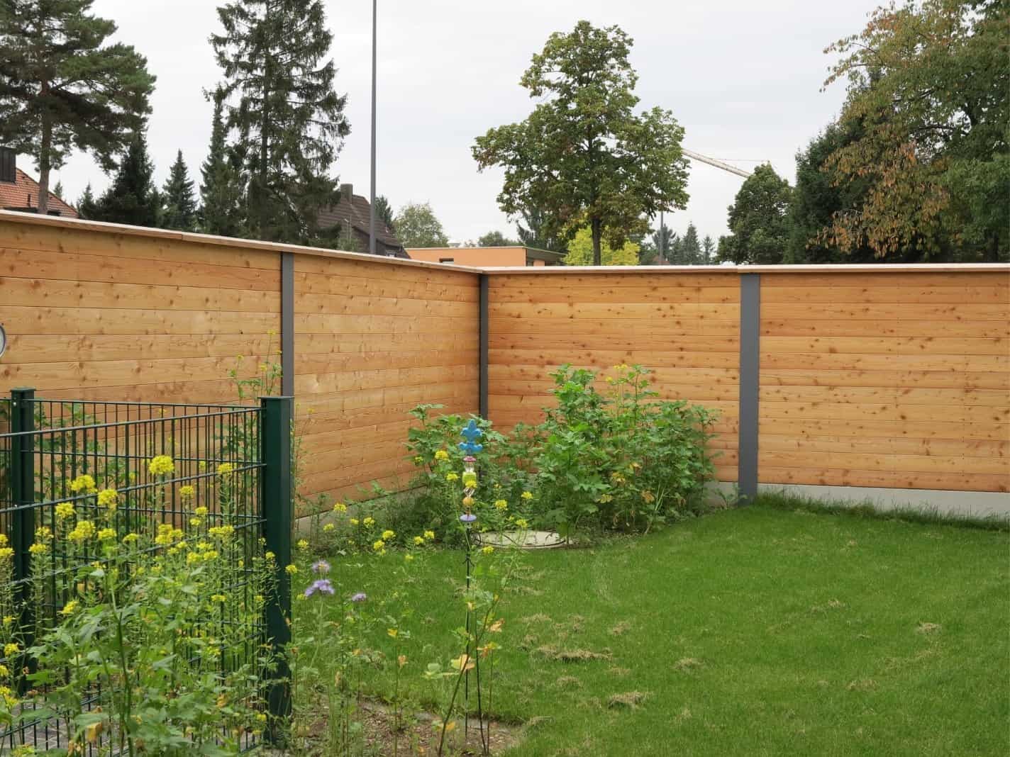 L&auml;rmschutzwand im Garten f&uuml;r mehr Ruhe, Privatsph&auml;re und Wohnqualit&auml;t