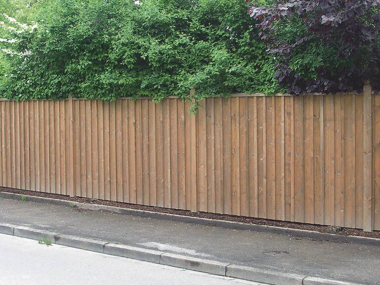 Reflektierende Bohlen-Lärmschutzwand aus kesseldruckimprägnierter Fichte mit Nut-und-Feder-Bohlen für effektiven Schallschutz im Außenbereich