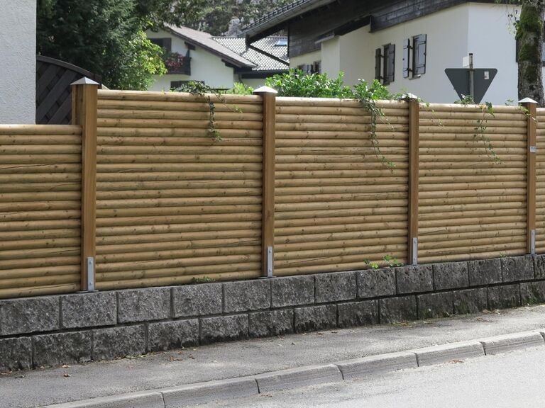 Reflektierende Rundholz-Lärm- und Sichtschutzwand aus Holz zur Abschirmung von Lärm und Einblicken