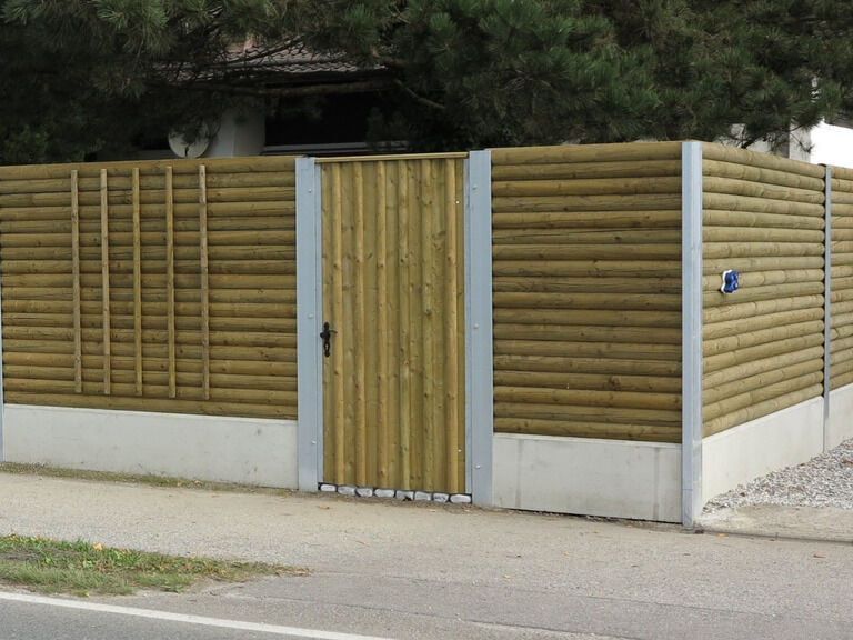 Reflektierende Rundholz-Lärmschutzwand Nr. 58.1 aus getrockneten Fichtenrundhölzern