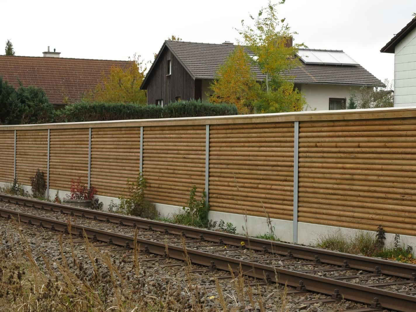 Rundholz-L&auml;rmschutzwand f&uuml;r Bahnanwendungen zur Minderung von Zug- und Verkehrsl&auml;rm
