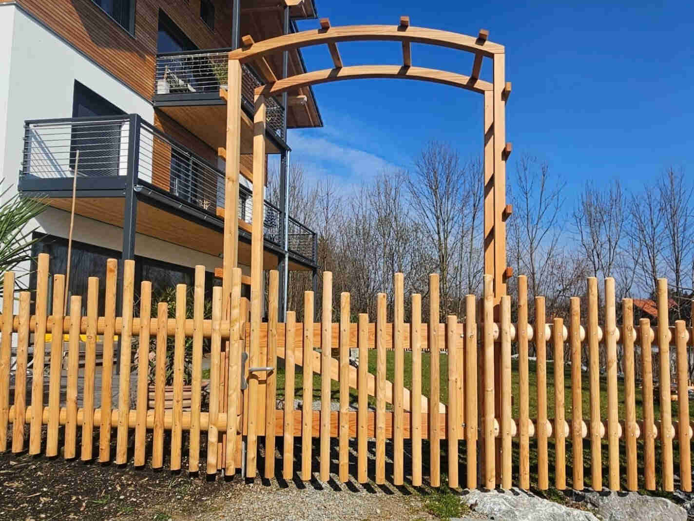 Rosenbogen aus L&auml;rchenholz