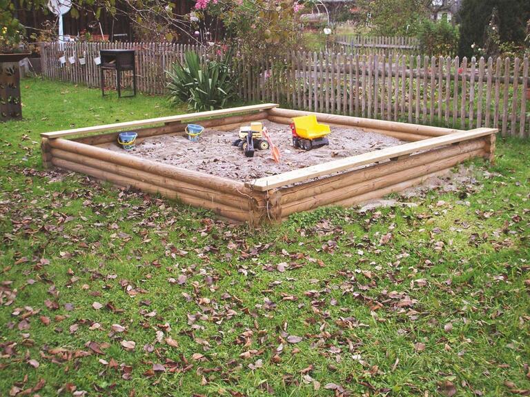 Holzspielgerät im Garten aufgebaut