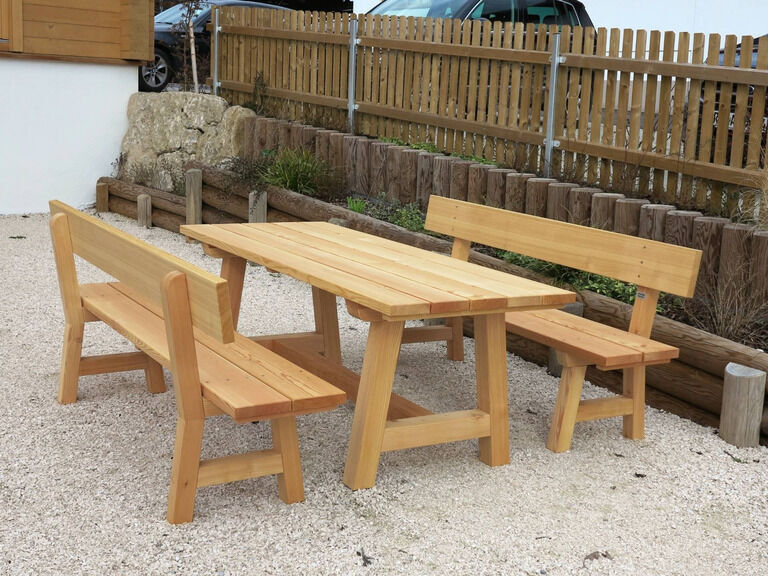 Hochwertige Sitzgruppe aus Berglärchenholz mit Tisch und Sitzbänken für Garten und Terrasse