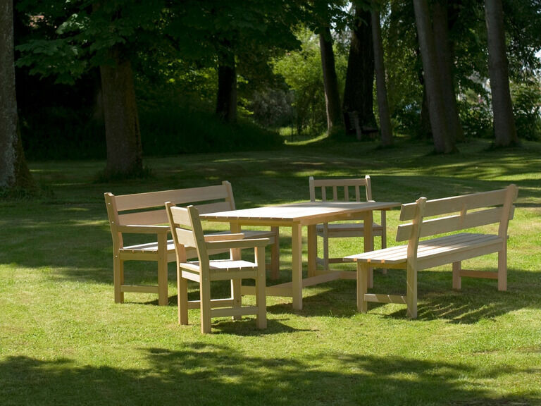 Robuste Sitzgruppe aus feinjährigem Lärchenholz mit Gartentisch und Sitzgelegenheiten für Garten und Terrasse