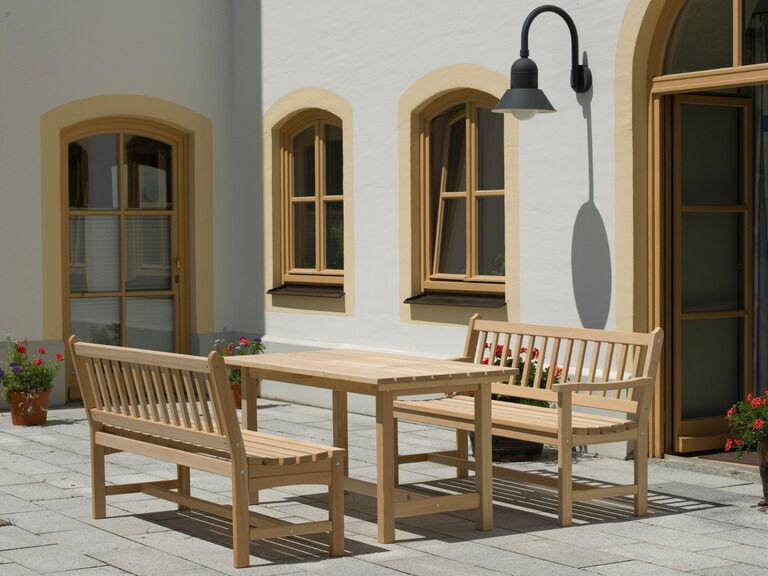 Massive Garten-Sitzgruppe aus feinjährigem Lärchenholz mit Tisch und Bänken für den Außenbereich