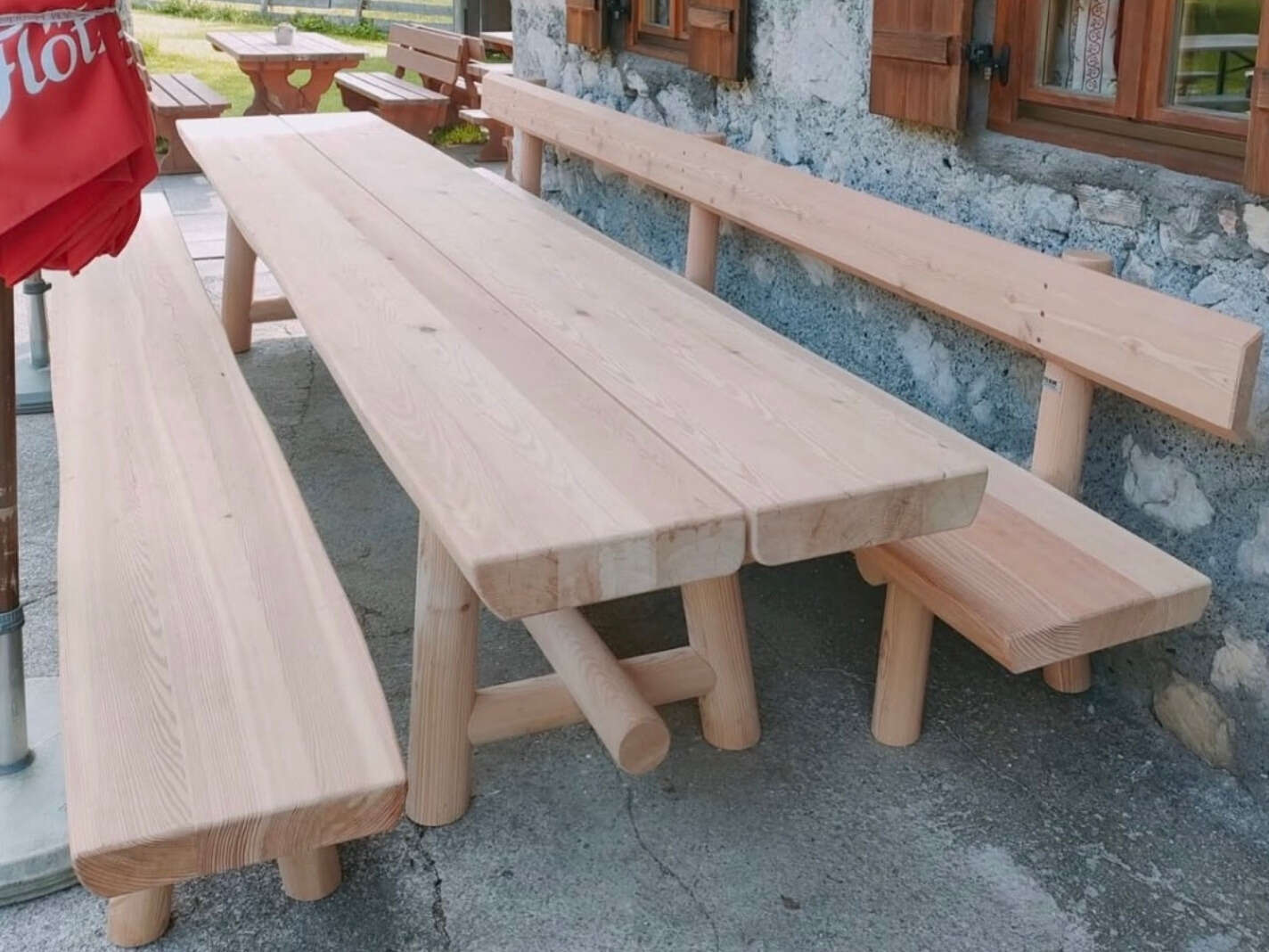 Individuell gefertigte Gartentische und Gartenb&auml;nke aus Holz nach Kundenwunsch.
