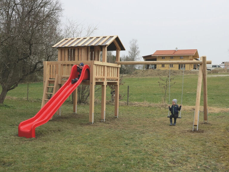 Holzspielgerät als Spielturm mit Rutsche